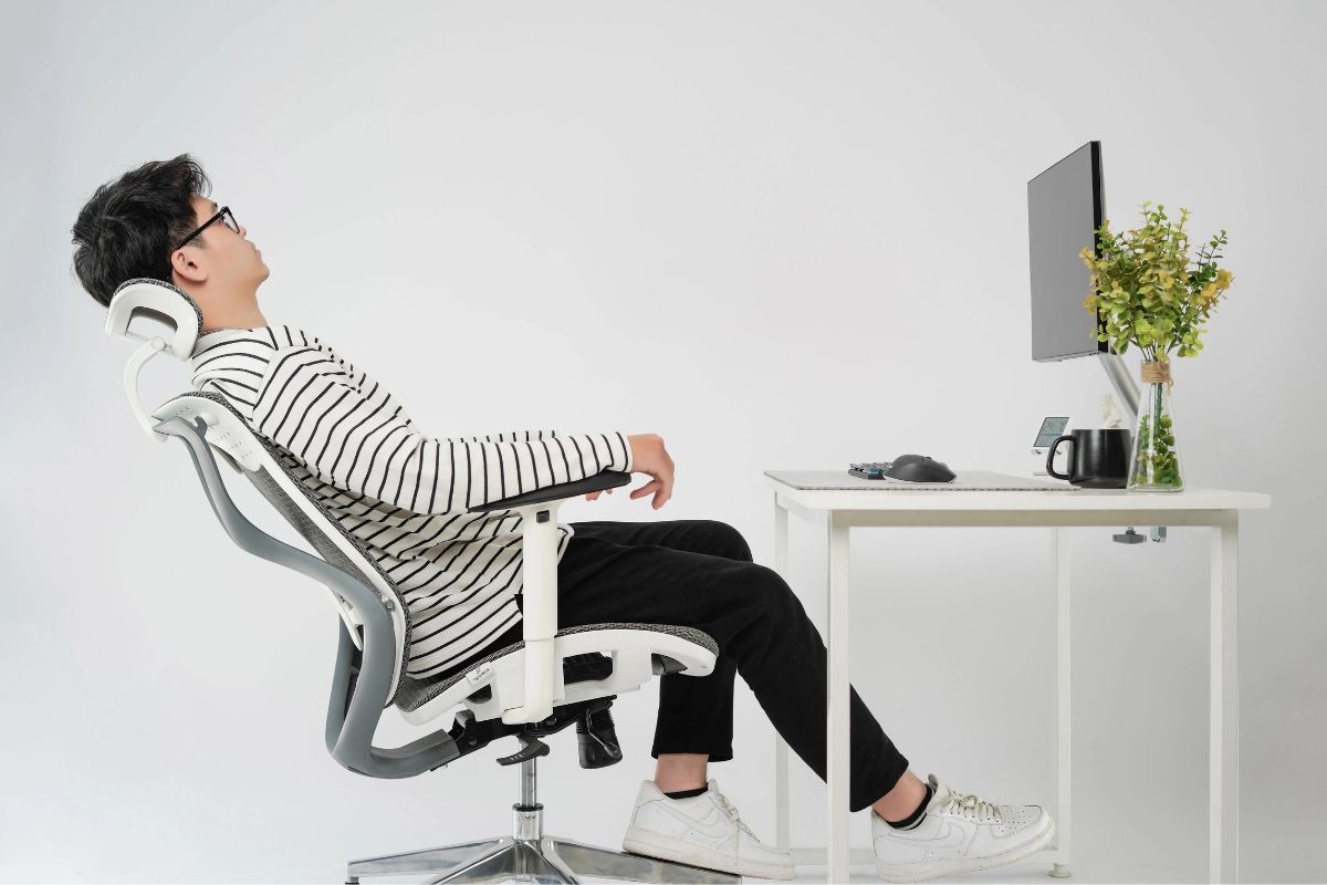 Chức năng massage, sưởi ấm, làm mát trên ghế công thái học giúp đem đến sự thư giãn cho người dùng